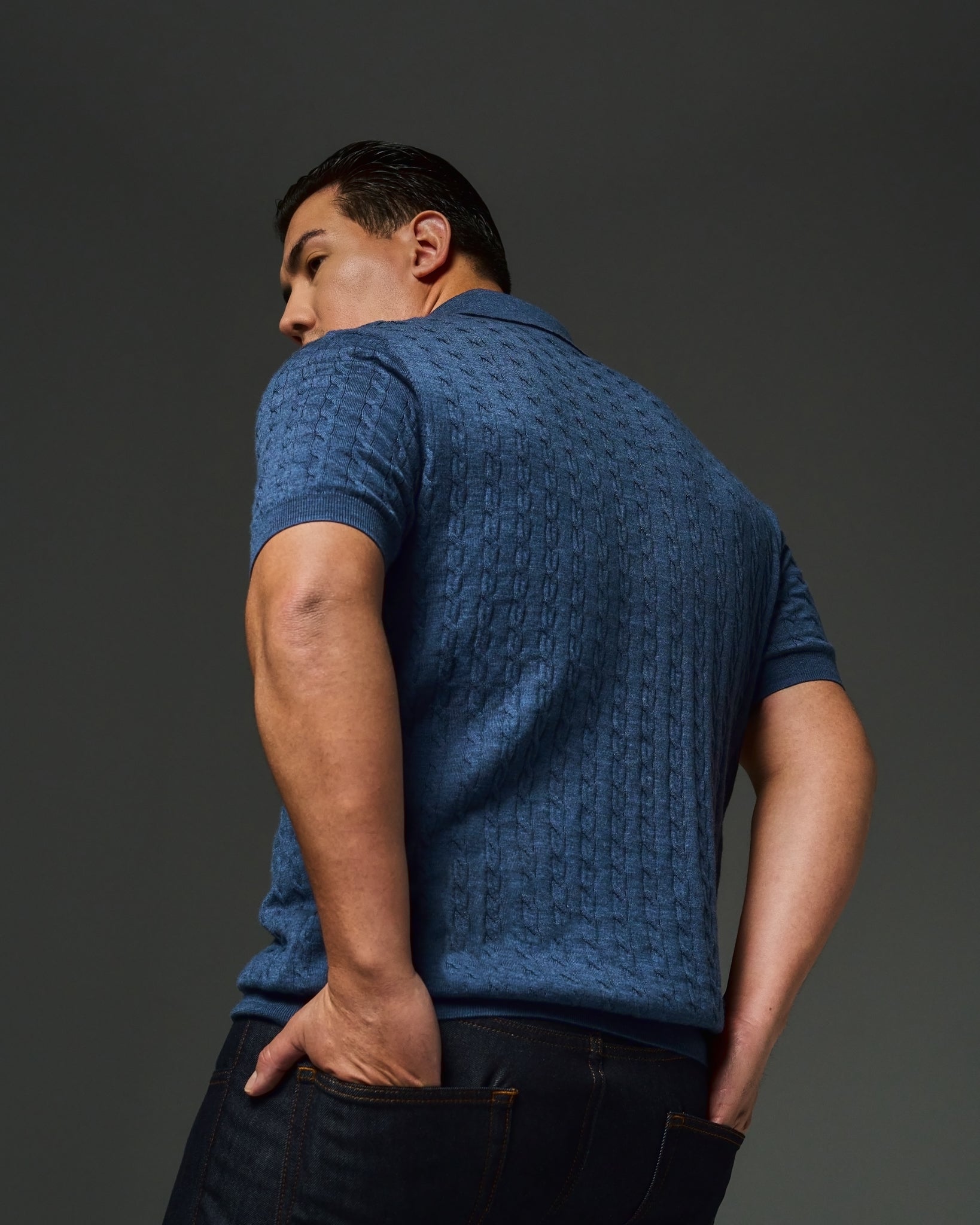 Hombre XXL vistiendo polo de merino y vaqueros cómodos para cuerpos grandes